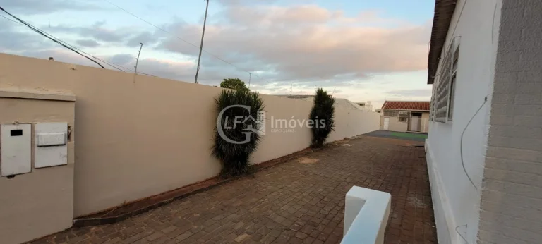 Imagem Casa Comercial para Locação no Bairro Amambaí em Campo Grande-MS: 6 Salas, 7 Banheiros, 20 Vagas de Garagem e 250m² de Área.