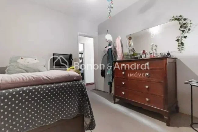 Imagem Lindo apartamento, amplo, silencioso e bem iluminado, com área de 88 m². O imóvel possui sala par...