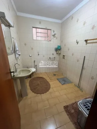 Imagem Vende-se casa no bairro Vila Marilene, com 3 quartos (2 suíte), ar-condicionado, localizada na avenida principal – Igarapava/SP