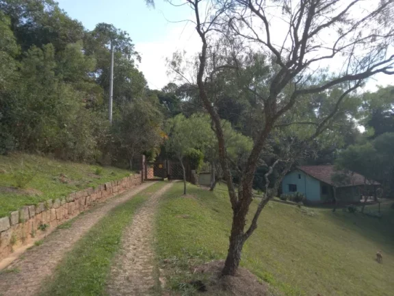 Imagem “Já pensou morar num paraíso com nascentes, colinas, e 7 casas a apenas 50km de São Paulo?”