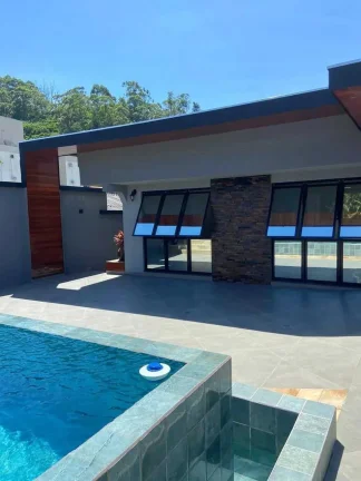 Imagem Casa nova de alto padrão com 4 suítes e 3 vagas de garagem em Itajaí/SC