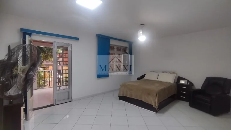 Imagem Ampla Casa Duplex com Anexo, Churrasqueira e 8 Vagas – Taquara