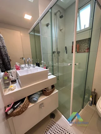 Imagem PORTEIRA FECHADA - Apto em 75m² com 2 dormitórios, 1 suíte, 1 varanda gourmet recém reformado e moderno, pronto para morar com 2 vagas de garagem fixas e cobertas..