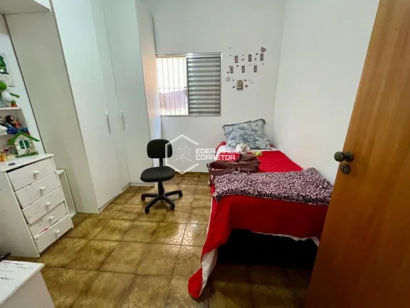 Imagem Esta excelente casa está situada a apenas 5 minutos da orla de Caraguatatuba, no bairro Poiares, um...