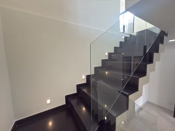 Imagem Casa a venda com 3 suítes, 4 vagas e piscina deslumbrante.