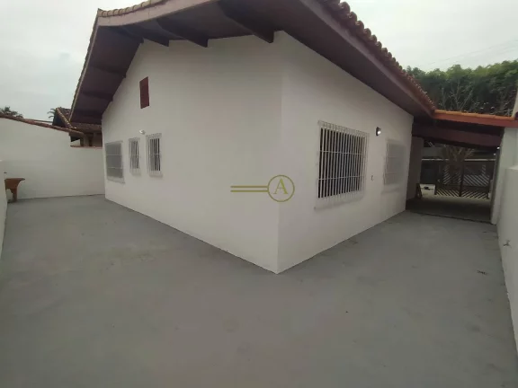 Imagem Casa 3 dorms, piscina a 300m da praia à venda em Peruíbe