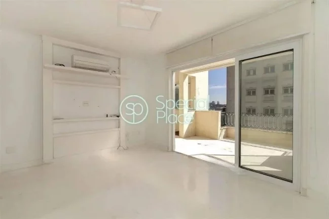 Imagem Cobertura duplex com 192m² localizada em uma rua pequena e tranquila, próxima do Shopping Iguatemi...