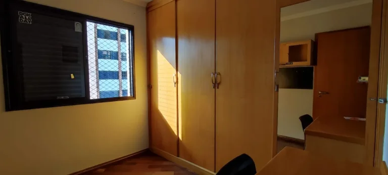 Imagem Apartamento 148 M², 3Q, 2 Suítes, Suíte com hidromassagem, 2 salas, lareira, 4 banheiros, 3 vagas, dependência completa de serviço, academia, sauna.