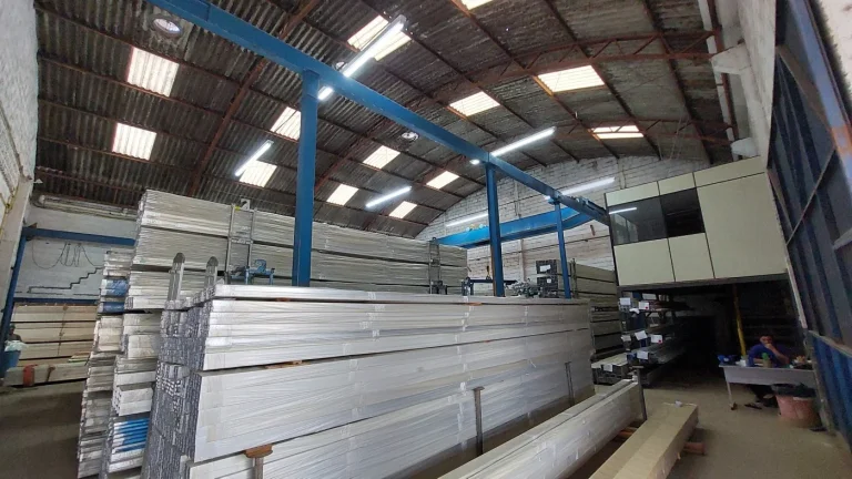 Imagem Barracão industrial 2500 m2 em Curitiba. Bairro Boqueirão