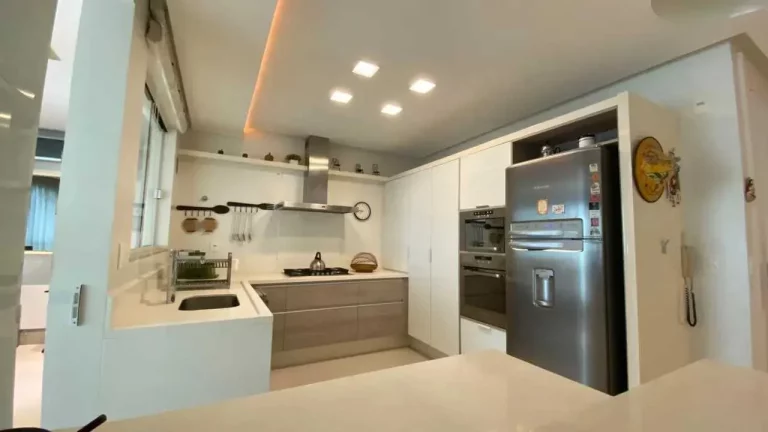Imagem Apartamento vista mar mobiliado com 3 suítes e 3 vagas de garagem no Centro de Balneário Camboriú