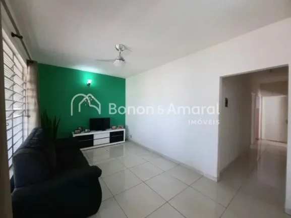 Imagem Casa térrea com edícula e muito espaço! A casa principal possui 3 quartos, sendo 1 suíte, além ...