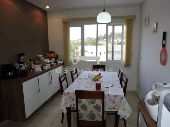 Imagem Casa no Condomínio Golf Village, repleta de comodidades e design elegante.