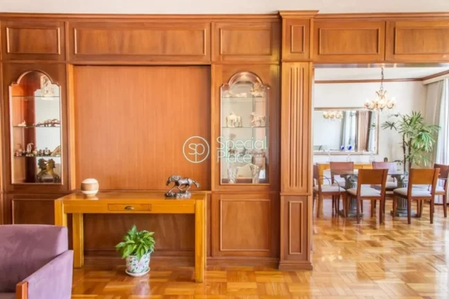Imagem Apartamento super espaçoso, com 270m2, 4 dormitórios ( 1 suíte ) e 2 vagas na garagem. Amplo livi...