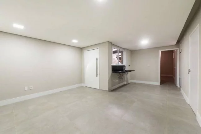 Imagem Vende-se casa reformada com 405 metros quadrados e 4 suítes no Alto de Pinheiros Casa com 405m² de...