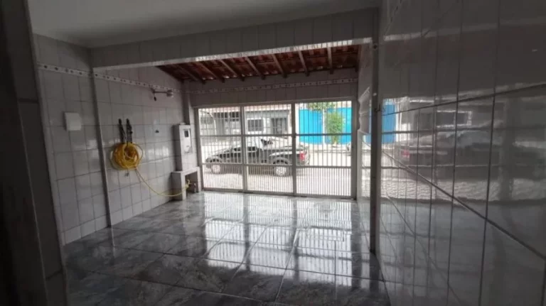 Imagem Casa à venda de 2 dormitórios no Maracanã em Praia Grande-SP, terreno de 4,20 X 20,22, sendo 2 dormitórios, sala, cozinha, banheiro, área de serviço, espaço gourmet com churrasqueira e 2 vagas de garagem. 300 metros da praia.