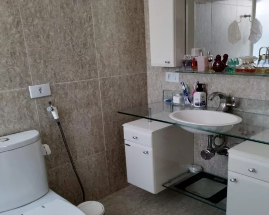 Imagem Vendo Sobrado 280 m² 04 dormitórios. uma suíte, 04 banhos e duas vagas FL38