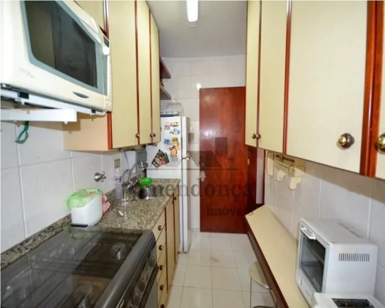 Imagem Apartamento muito bom, com armários no dormitório e cozinha, ar condicionado, sacada. Edifício co...