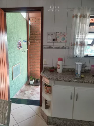 Imagem CASA TÉRREA, COM TRÊS DORMITÓRIOS SENDO UM COM SUITE MASTER E DUAS VAGAS COBERTA DE GARAGEM COBERTA.