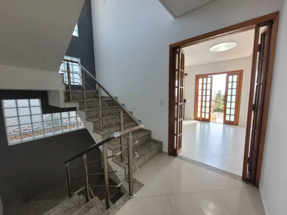 Imagem Sobrado Alto Padrao com 235m² 3 Dormitotorios com 5 Vagas de Gargens