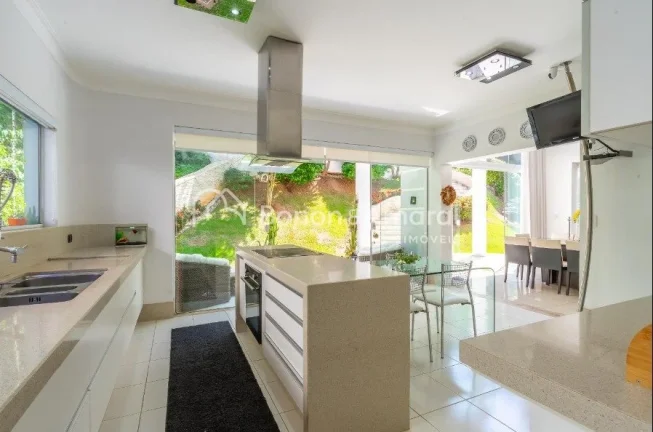 Imagem Aproveite a oportunidade de viver em uma casa encantadora, projetada por um arquiteto de renome, Aqu...