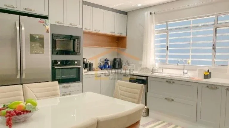 Imagem Sobrado reformado com 313 m² de área útil, possui 5 dormitórios, sendo 3 suítes, 6 banheiros, 4...