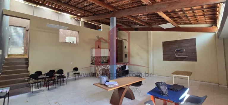 Imagem Oportunidade Única: Casa Comercial à Venda no Centro de Franco da Rocha-SP, 3 Quartos, 1 Suíte, 4 Salas e 2 Vagas de Garagem!