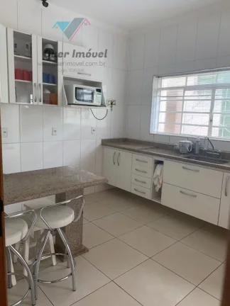 Imagem Casa à venda na Rua Chile, Jardim Irajá, Zona Sul de Ribeirão Preto-SP 3 quartos, 1 suíte, 3 salas, 3 banheiros, 4 vagas 240m² Permuta Quer Imóvel Negócios Imobiliários.
