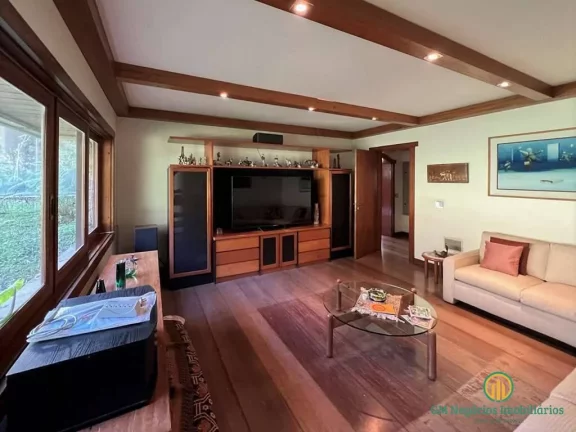 Imagem Linda casa com 5 suítes + apto hóspedes! Cond. Pq Silvino Pereira