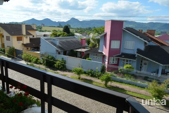 Imagem Casa em Camobi com 05 dormitórios, suíte master, lareira, piscina