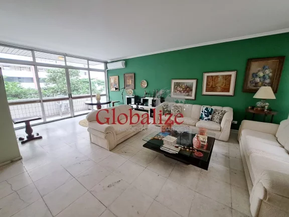 Imagem Apartamento à venda com 345m², 3 dormitórios, 2 suítes, closet, 2 vagas, dependência, quadra da praia por R$ 1.600.000,00 no Gonzaga em Santos