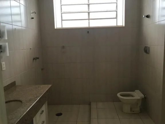 Imagem Casa Central, Venda ou Locação. Residencial/Comercial. Garagem para 3 carros, sala para 2 ambiente...