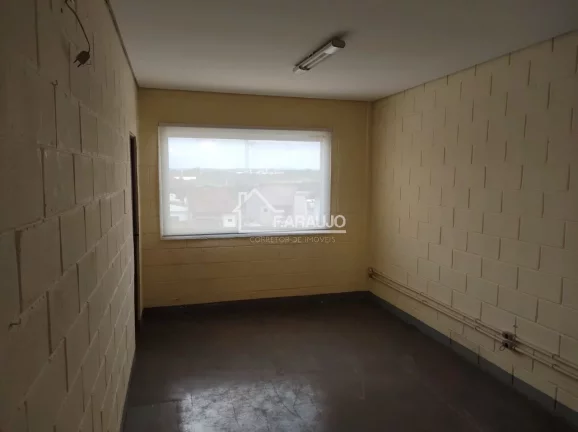 Imagem Com um amplo espaço interno, barracão oferece inúmeras possibilidades de layout e adaptação, permitindo a personalização de acordo c/ as necessidades