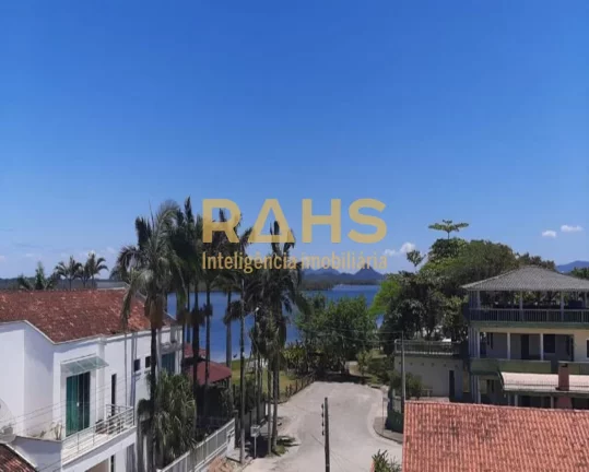 Imagem Triplex no Capri casa 1 com eelvador na Praia do Capri. 05 Suítes, sendo 1 master, 02 Vagas de gara...