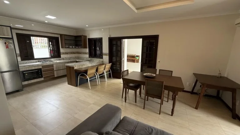 Imagem Casa a 120m do mar com 3 quartos (2 suítes), 209m² de área construída e 251m² de terreno, em Itacolomi, Balneário Piçarras - Adriano Carpes Imóveis vende!