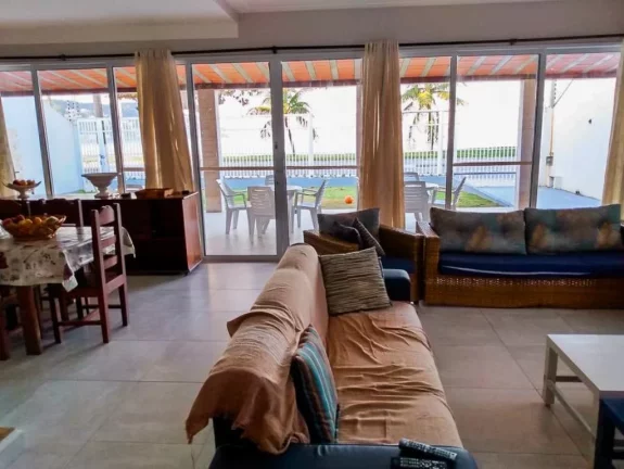 Imagem Praia da Enseada - Sobrado frente ao mar.