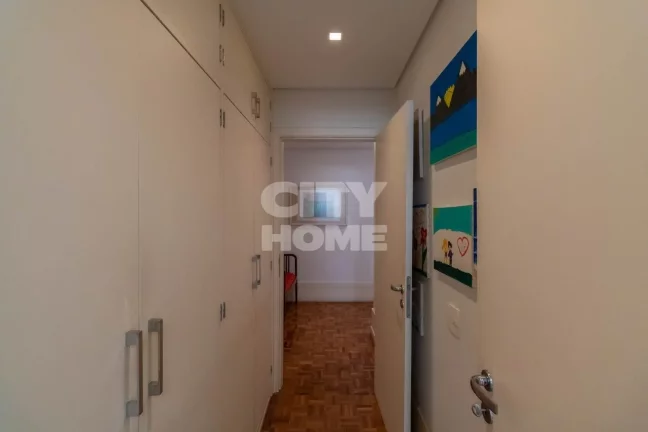 Imagem Apartamento reformado de 354m², com quatro suítes, sendo uma máster com closet,, hall, lavabo, sa...