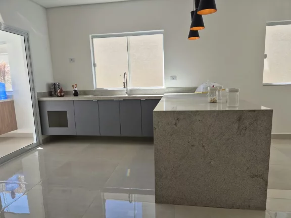Imagem Casa à venda ou para alugar com 4 quartos, sendo 3 suítes, em Vila Petrópolis, Atibaia - SP
