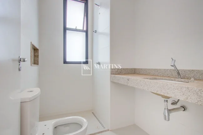 Imagem Apartamento moderno e bem distribuído, com uma suíte ampla, já com espaço planejado para armári...