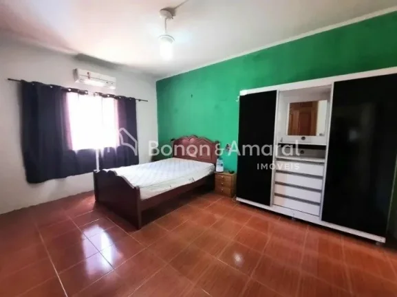 Imagem Casa térrea com edícula e muito espaço! A casa principal possui 3 quartos, sendo 1 suíte, além ...