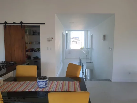 Imagem Casa em Condomínio com 3 suítes e 2 vagas de garagem em Vila de Abrantes, Camaçari-BA: confira!