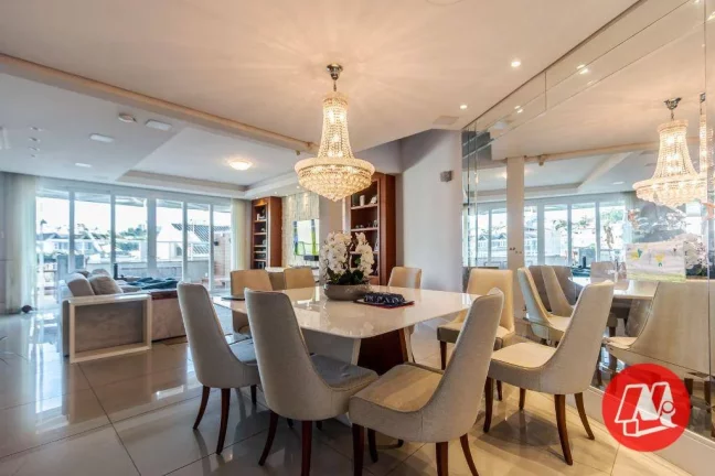 Imagem Sobrado de 454,00 m², 3 suítes,4 vagas e piscina.