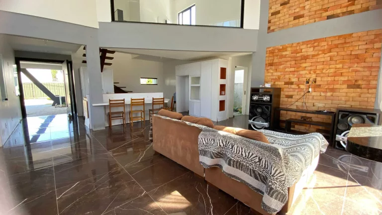 Imagem Casa mobiliada no Condomínio Caledônia com 4 dormitórios, sendo 1 suíte e 4 vagas de garagem em Camboriú
