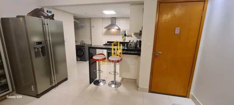Imagem AP1556

Apartamento posui;

- 2 quartos sendo, 1 suíte;
 - 1 lavabo; 
- Sala;
- Cozinha; 

DIFERENC...