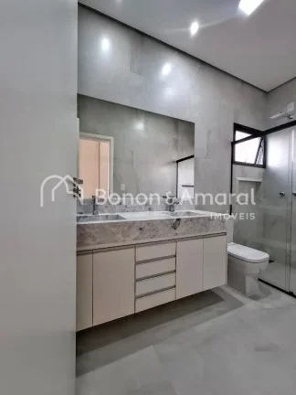 Imagem Casa moderna e sofisticada com três suítes, sendo uma delas master com closet espaçoso. As outras...