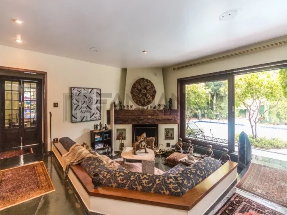 Imagem VENDO CASA PRÓXIMO AO PQ. IBIRAPUERA! Magnifica residência a venda em rua tranquila e arborozada no Jardim Lusitânia, com 900m² de área construída em