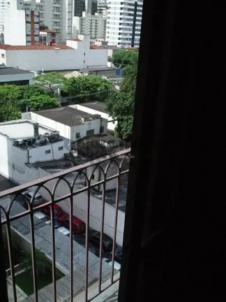 Imagem Apartamento em andar alto com piso em cerâmica branca, varanda na sala de estar e no dormitório, b...