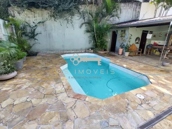 Imagem Casa à venda na Granja Viana – 3 dormitórios, 1 suíte !