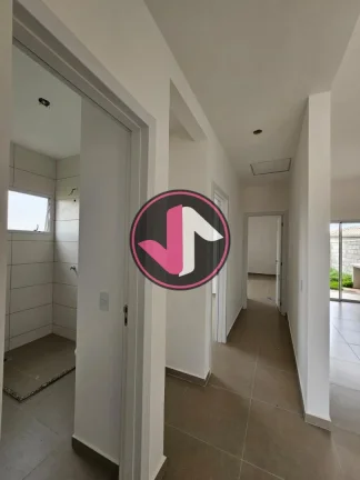 Imagem A casa dos seus sonhos está à venda em Várzea Grande, no bairro Petrópolis. Localizada no condom...