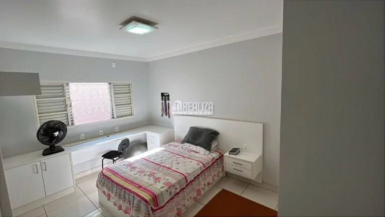 Imagem Casa padrão com 3 dormitórios e piscina climatizada no Parque das Américas