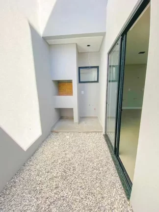 Imagem Casa de alto padrão com 3 suítes e 2 vagas de garagem em Piçarras